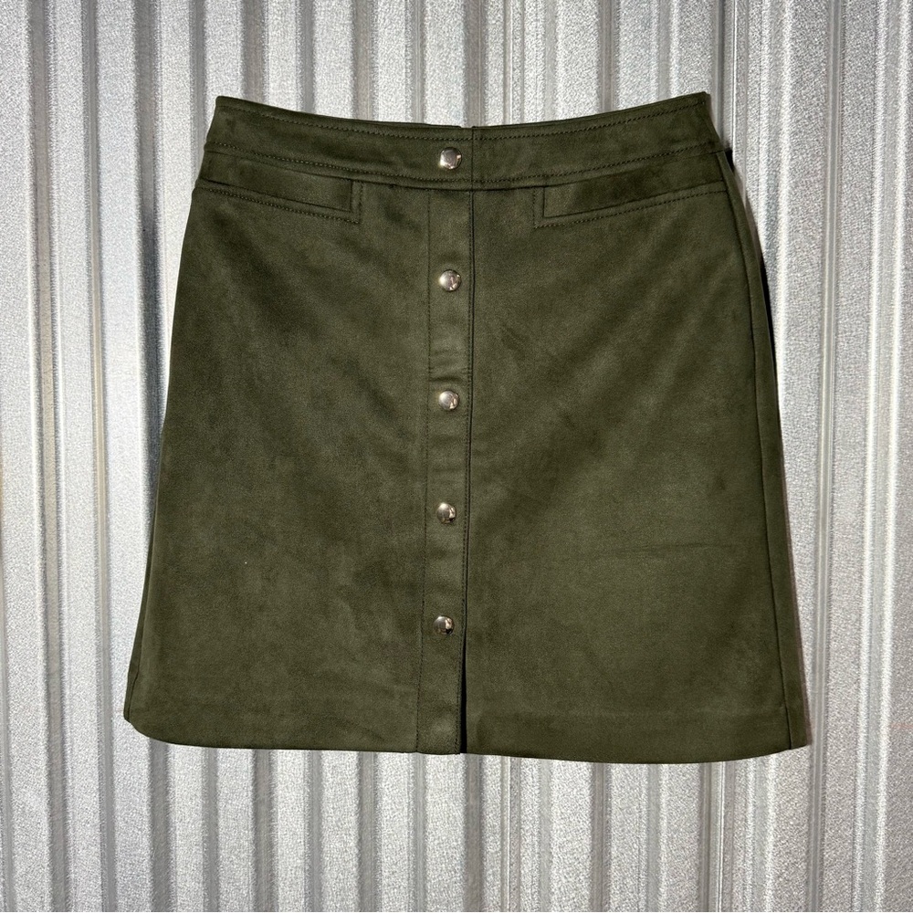 NWOT LOFT Olive Green Faux Suede Button Detail Mini Skirt, size 2, 60's 70's